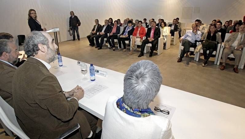 Julia Rodr�guez habla en el congreso ante D�maso L�pez, Jos� Manuel Barreiro y Jos� Manuel Balseiro.