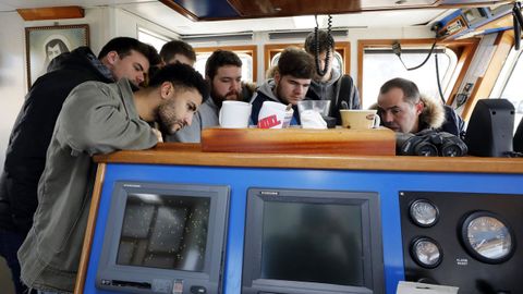 Alumnos de los ciclos experimentales, en febrero del 2019, cuando visitaron un pesquero de Celeiro