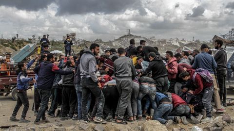 Civiles gazates se agolpan ante los paquetes de ayuda humanitaria lanzados desde el aire sobre Yabalia.