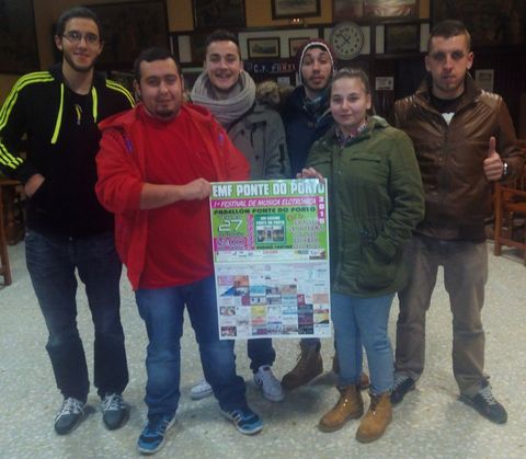 <span lang= es-es >Los organizadores</span>. Seis de los siete promotores del EMF Ponte do Porto posan con el cartel del festival que han organizado para la noche del ltimo viernes de este mes.