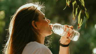 El uso de botellas pl&aacute;sticas desechables es uno de los h&aacute;bitos m&aacute;s f&aacute;ciles de eliminar para reducir la exposici&oacute;n al pl&aacute;stico.