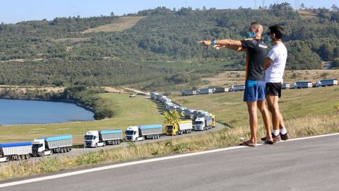 Los camiones estn estacionados por todo el lago de As Pontes