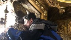 El torero Fran Rivera abraza al Apóstol, tras un anterior recorrido del Camino de Santiago