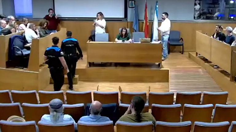 Nueva bronca en el pleno de Cangas: la alcaldesa ordena a la Policía Local expulsar a una concejala del PP