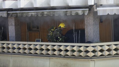 El fuego se originó a media mañana en el ático de un edificio de la avenida de la Habana