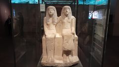 La estatua del artesano Nefertari y de su esposa Pendua, en el Museo Egipcio de Turn