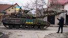 Tanque de las fuerzas ucranianas en una carretera de Irpín, en las proximidades de Kiev