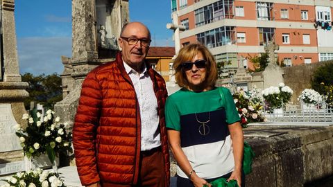 Flor y Antonio mantienen la tradición de reunirse a comer con la familia tras visitar el cementerio