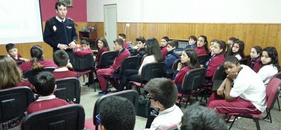 Alumnos del Torre de Lemos asistieron a una charla sobre el uso seguro de Internet