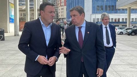 González Formoso, líder del PSdeG-PSOE, y el ministro Luis Planas analizaron ayer en Vigo el veto a toda la pesca de fondo