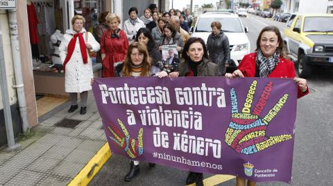 En Ponteceso celebraron la jornada con una marcha reivindicativa y empleando zapatos rojos como smbolo 