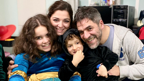 Diego, junto con sus padres y su hermana por parte de padre