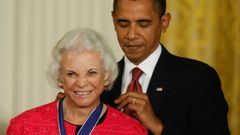  el presidente demócrata Barack Obama otorgó en 2009 a la jueza O'Connor el honor civil más alto del país, la Medalla Presidencial de la Libertad.