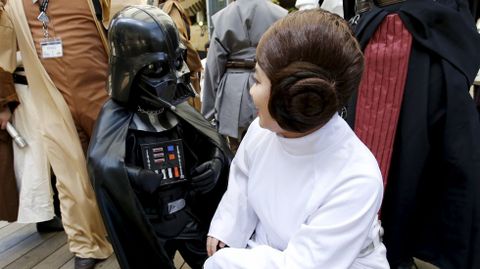 Un Darth Vader de corta edad charla con una Leia.