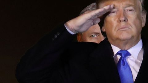 Trump y el asesor de Seguridad Nacional, Robert OBrien, en la recepcin de los fretros de dos soldados muertos en Afganistan