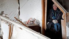 Una mujer se refugia en un apartamento destrozado por las bombas rusas en la ciudad de Maripol.
