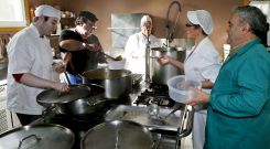 Los voluntarios trabajando ayer en la cocina del centro que da de comer a muchos cangueses. 