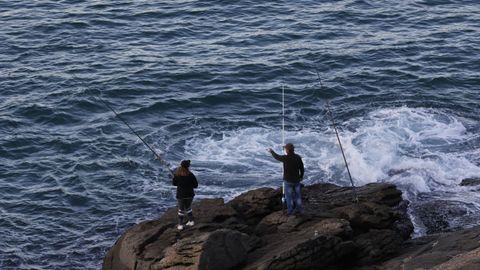 Dos pescadores recreativos practicando su aficin en la costa de Viveiro (imagen de archivo)