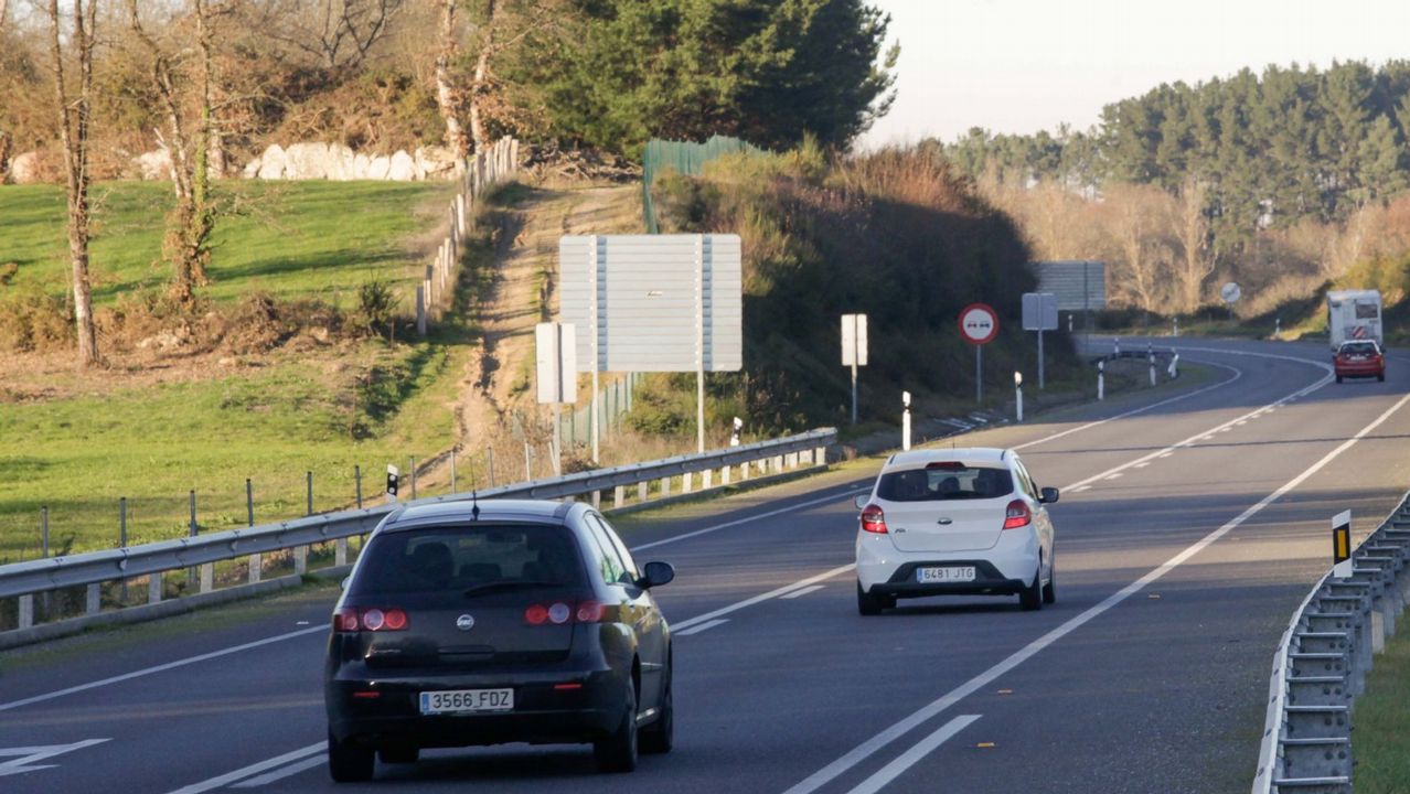 Bomberos y polic�as junto al cuerpo, tapado con una s�bana mientras lo examina la m�dico forense