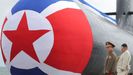 Kim Jong-un inspecciona el nuevo submarino nuclear de su pas.