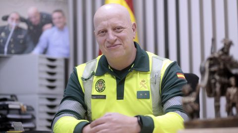 El teniente del subsector de Tráfico de la Guardia Civil de Lugo José Manuel Santiso, frente a la foto de su amigo fallecido por ELA Germán Macía.
