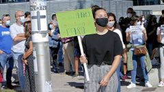 Protesta ante la Xunta de padres y alumnos del instituto IES Snchez Cantn contra la modalidad de clases semipresenciales