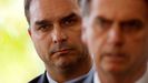 Flávio Bolsonaro, tras su padre, en la sede del Gobierno en Brasilia