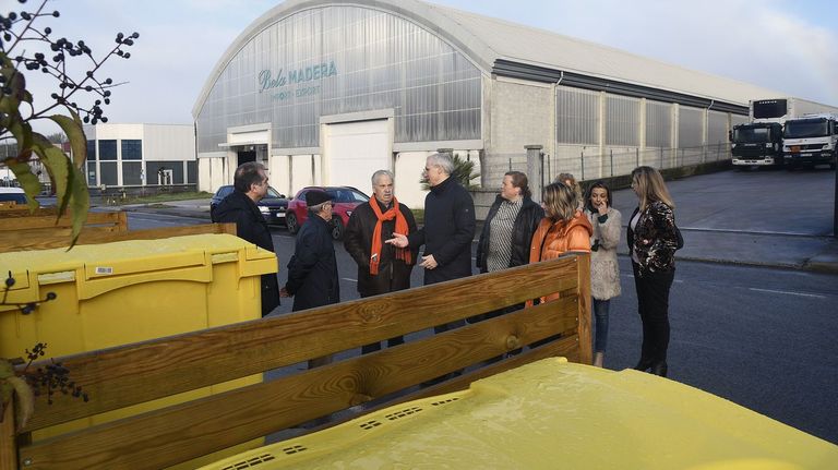 El vicepresidente de la Xunta, Francisco Conde, visitó el área industrial de Vilamarín acompañado del alcalde y representantes empresariales