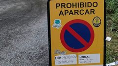 Cartel de prohibici�n de estacionamiento en uno de los aparcamientos urbanos de Carballo
