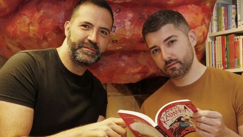Los autores de «Anna Kadabra», Pedro Mañas y David Sierra, en la Librería Cronopios de Pontevedra. 