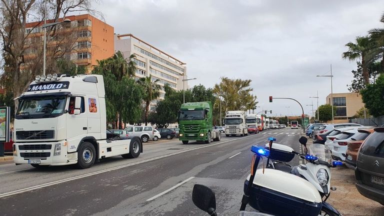 Escolta de camiones por la Policía Nacional