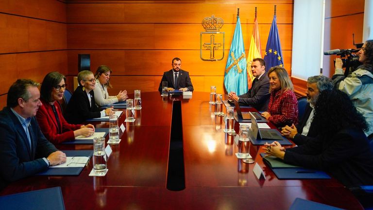 El jefe del Ejecutivo asturiano, Adrián Barbón, preside la reunión del Consejo de Gobierno