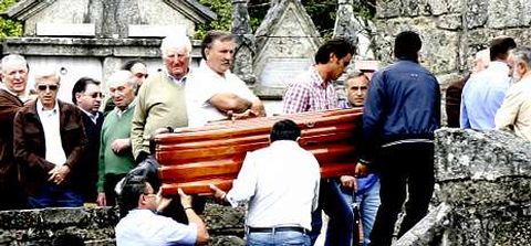 Una imagen del entierro de Samuel Gonzlez, ayer en la parroquia de Luneda.