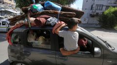 Una familia retira los bienes de su casa en la franja de Gaza tras el ultimátum de Israel