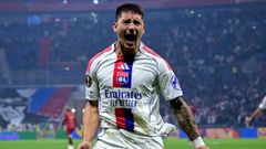 Mart�n Satriano celebra un gol con el�Olympique de Lyon