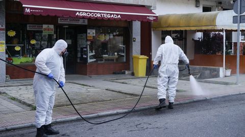 Brigada municipal limpiando las calles de Cortegada 