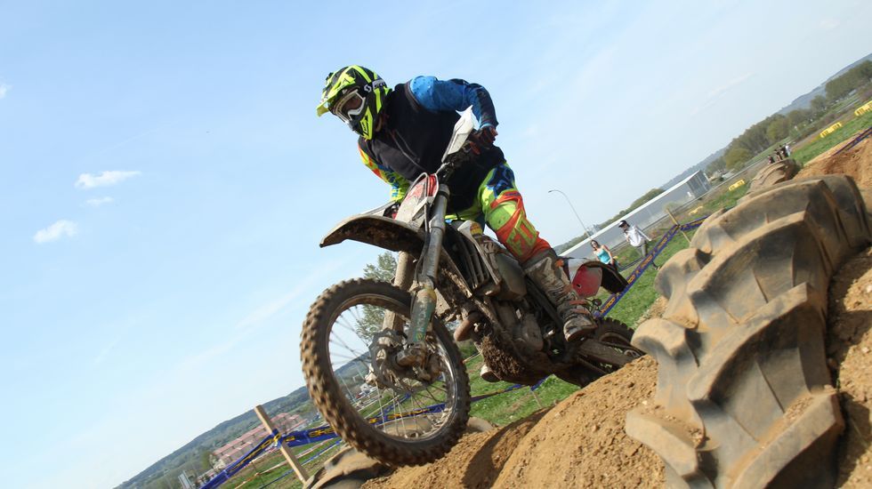 La alcaldesa de Sarria Pilar L�pez atendiendo a peregrinos en la oficina de turismo