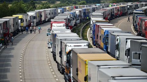 Camiones aparcados a ambos lados de la carretera en Inglaterra. 