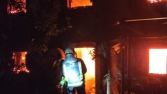 Un incendio calcina una casa deshabitada en Navia