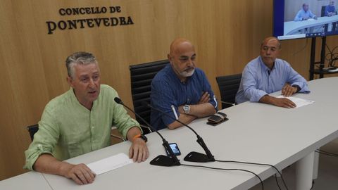 Héctor Vilariño, con el teniente de alcalde, Tino Fernández, y el asesor jurídico de la Fundación, Faustino Seoane