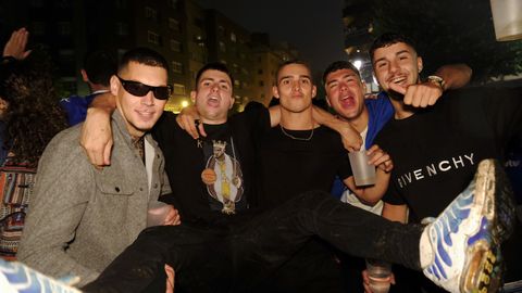Cientos de aficionados celebran el ascenso del Real Oviedo en la plaza Amrica