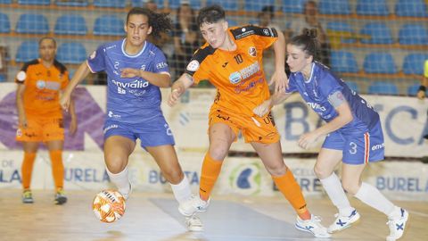 Candela Soria, la máxima goleadora del Ourense FSF, en un partido contra Burela.