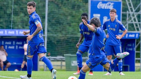 Adri Fernndez, con Dieguito Menndez a su lado y Enzo Prez en un segundo plano, golpea un baln durante el Vetusta-Rayo Cantabria
