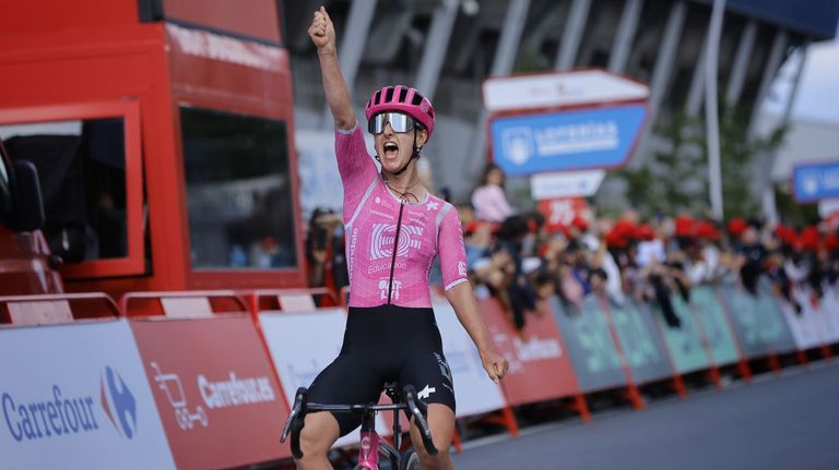 Kerbaol sorprende y se impone en A Coruña en la Vuelta ciclista femenina a España