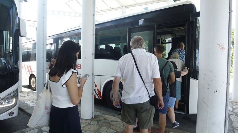 El bus de verano de Cangas a las playas va casi vacío: «De media, hay 7 personas por viaje»