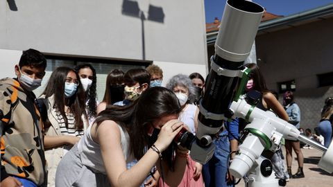 Alumnos del IES de Sar de Santiago contemplan el eclipe