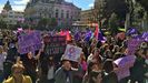 Un multitudinario piquete del 8M marcha hacia la calle Uría, de Oviedo, con la Junta General a su espalda