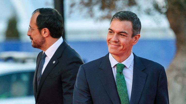 Sánchez acusa a PP y Vox de atentar contra los derechos humanos con los acuerdos de Aragón y Extremadura