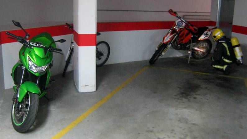 Los bomberos registraron todo el edificio para detectar el lugar del que emanaba el olor a gas