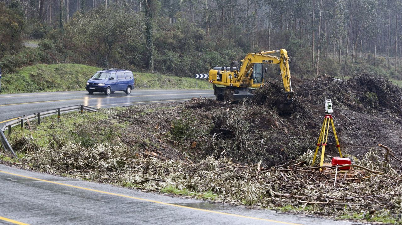Trabajos en la carretera AC-566, a la altura de Pantín, en Valdoviño
